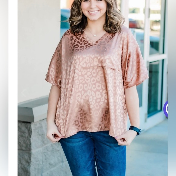 JODIFL Tops - Jodifl Leopard Print V-Neck Top Size Large